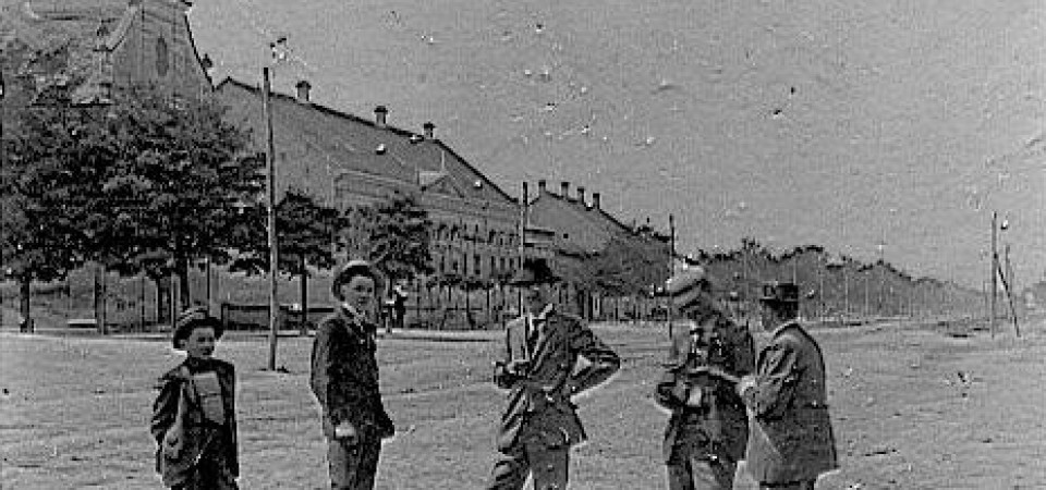 Na staroj fotografiji iz 1905.god. vidi se centar Stare Pazove, evangelička crkva u Staroj Pazovi ulice, ljudi, a fotografisao je Vladimir Hurban VHV.