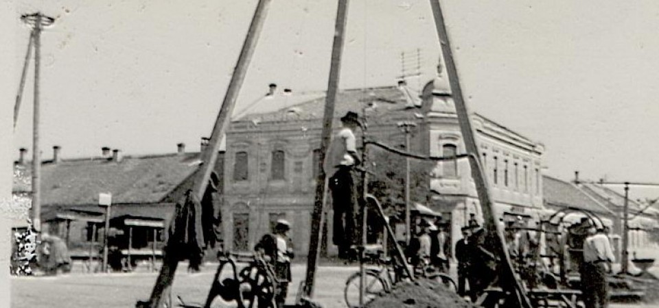 Na staroj fotografije nalazi se bušenje bunara u centru Stare Pazove 1940.godine.