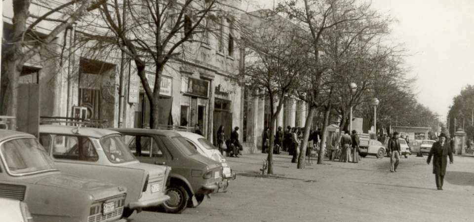 Na staroj fotografiji nalazi se centar Stare Pazove iz druge polovine 20. veka.