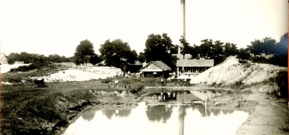 Na fotografiji iz prve polovine 20. veka nalazi se Virgova ciglana u Staroj Pazovi sa barom. U pozadini se vidi i Gajićeva ciglana.