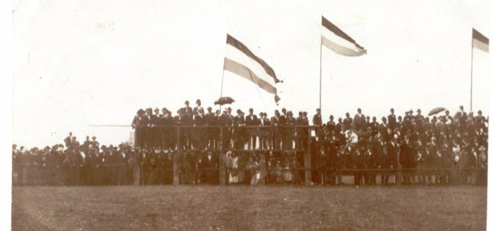 Na staroj fotografiji iz 1935.godine u Staroj Pazovi nalazi se hipodrom, ljudi, tribine itd. Nalazio se na kraju današnjih ulica Branislava Nušića i Svetozara Markovića.