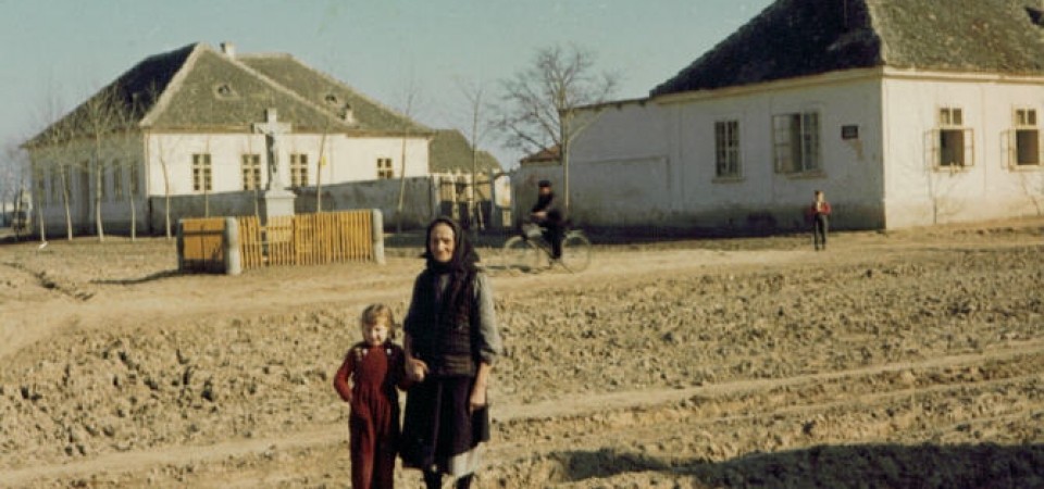 Na staroj fotogafiji s druge polovine 20.veka vidi se stara škola iz 1830.godine u Novim Banovcima.