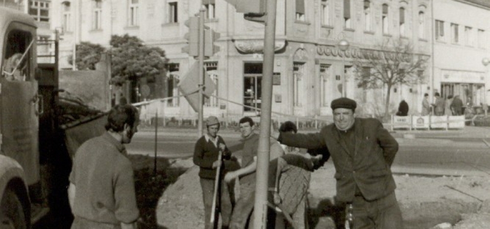 Na fotografiji se nalazi postavljanje prvog semafora u Staroj Pazovi.