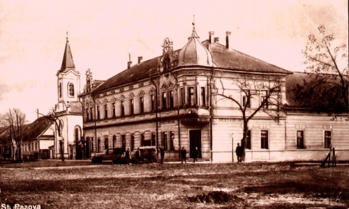 Na staroj razglednici Stare Pazove iz prve polovine 20.veka nalazi se: hotel i restoran Petrović,ljudi, automobili, filijalna crkva Presvetog Trojstva iz 1909.god.(pod zaštitom države) itd.