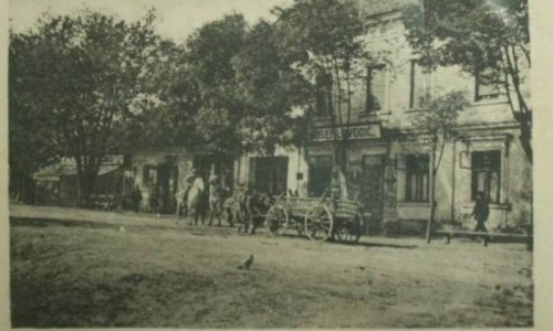 Na staroj razglednici Stare Pazove  iz prve polovine 20.veka nalazi se dom trgovačke porodice Lovodić, sinska kola sa konjima, ljudi itd.